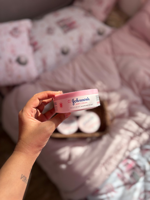 کرم مرطوب کننده و نرم کننده جانسون (Johnson's) مدل Soft Cream حجم ۲۰۰ گرم