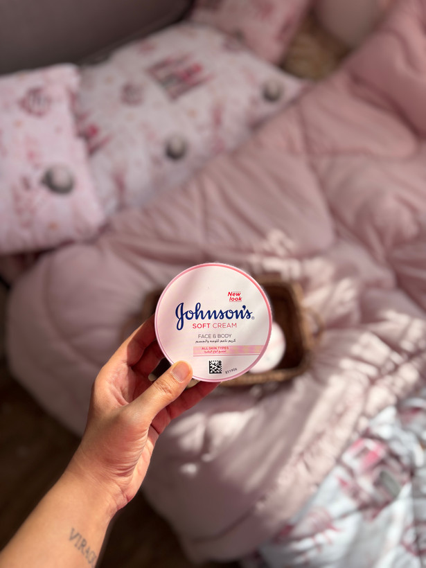 کرم مرطوب کننده و نرم کننده جانسون (Johnson's) مدل Soft Cream حجم ۲۰۰ گرم