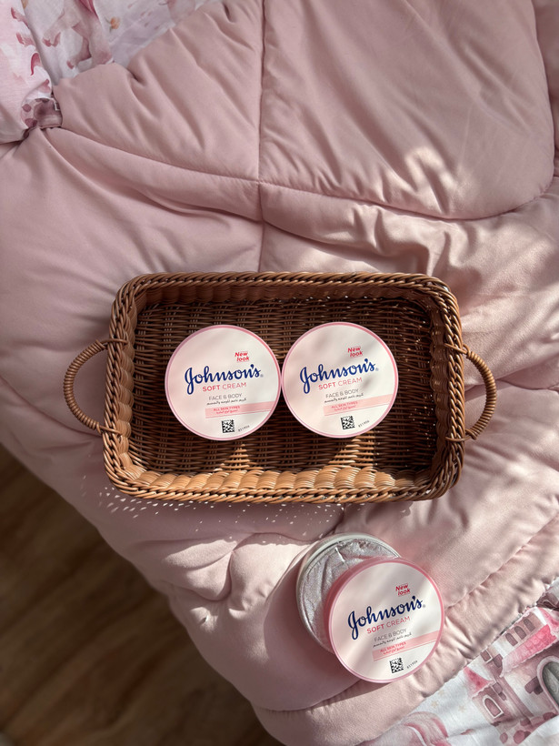 کرم مرطوب کننده و نرم کننده جانسون (Johnson's) مدل Soft Cream حجم ۲۰۰ گرم