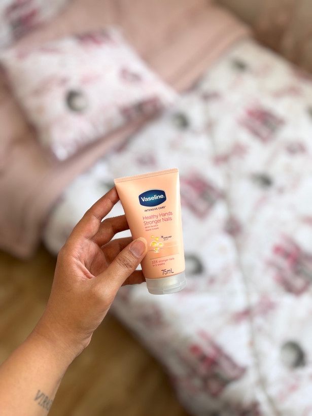 کرم دست و ناخن وازلین (Vaseline Healthy Hands Stronger Nails)