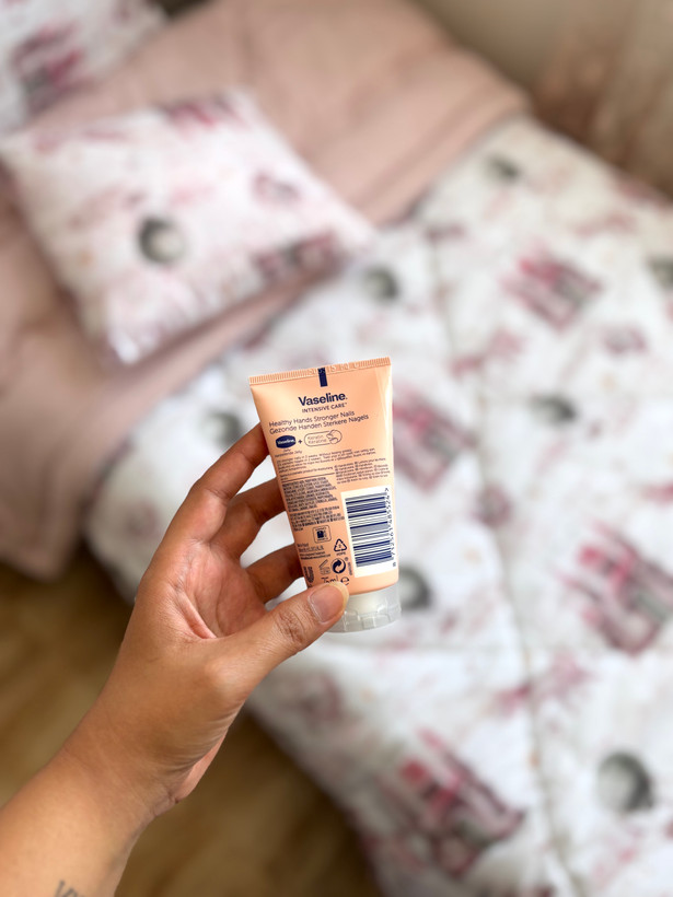 کرم دست و ناخن وازلین (Vaseline Healthy Hands Stronger Nails)